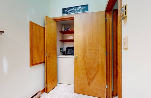 Bristol Condominio | Lake View Condo with WiFi, Fireplace, Deck, Sun Room, & Shared Pool/Tennis/Beach