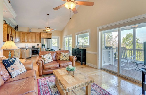 Hiawassee Condominio | Lake-View Condo with Covered Deck in Hiawassee!