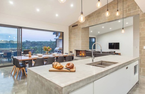 Quindalup Casa | Lake View—Contemporary Comforts meets Nature