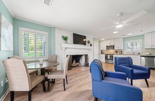 Hampton Cabaña | Lake View: Cozy 2 BR Cottage Close to Atlanta