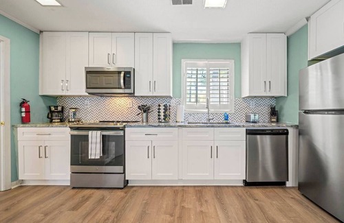 Hampton Cabaña | Lake View: Cozy 2 BR Cottage Close to Atlanta