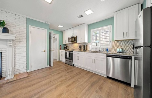 Hampton Cabaña | Lake View: Cozy 2 BR Cottage Close to Atlanta