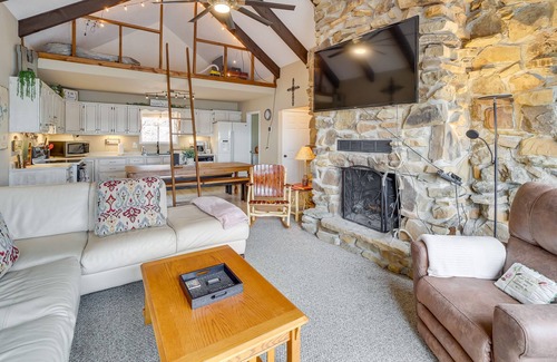 Eufaula Cabina | Lake-View Eufaula Getaway w/ Deck, Fire Pits!