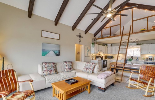 Eufaula Cabina | Lake-View Eufaula Getaway w/ Deck, Fire Pits!