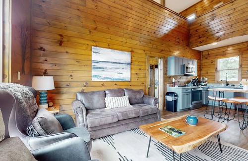 Sevierville Cabina | Lake view home w/ hot tub, rocking chairs, fireplace, & free attraction tickets