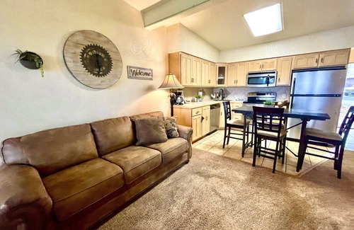Mount Ida Apartamento | Lake view King Studio with full kitchen, deck overlooking Lake Ouachita, king bed and queen sleeper sofa by RedAwning