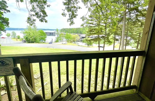 Mount Ida Apartamento | Lake view King Studio with full kitchen, deck overlooking Lake Ouachita, king bed and queen sleeper sofa by RedAwning