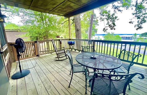 Mount Ida Apartamento | Lake view King Studio with full kitchen, deck overlooking Lake Ouachita, king bed and queen sleeper sofa by RedAwning