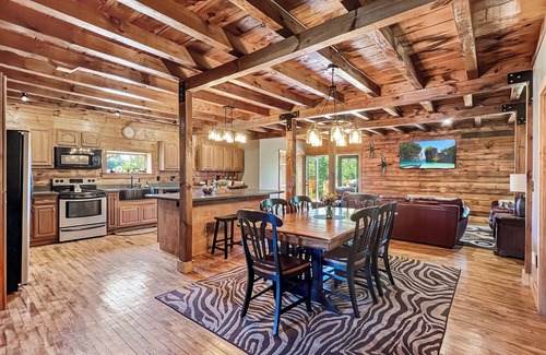 Greenville Casa | Lake View Lodge (Waterfront in Town!)