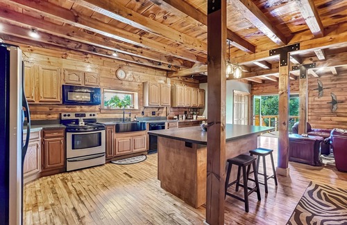 Greenville Casa | Lake View Lodge (Waterfront in Town!)