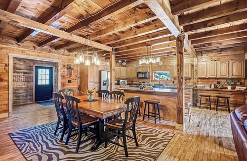 Greenville Casa | Lake View Lodge (Waterfront in Town!)