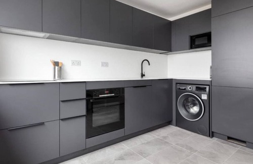 Woodberry Down Apartamento | Lake View Minimalist Apartment|3 Beds|6 Guest