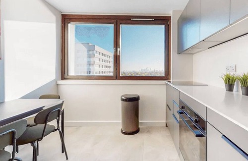 Woodberry Down Apartamento | Lake View Minimalist Apartment|3 Beds|6 Guest