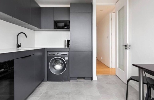 Woodberry Down Apartamento | Lake View Minimalist Apartment|3 Beds|6 Guest