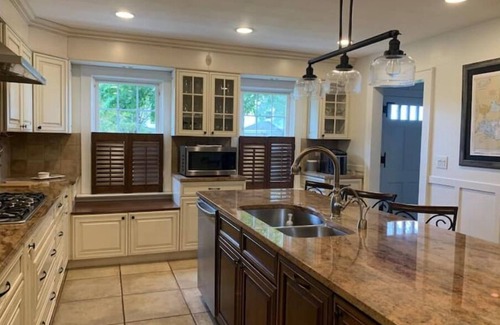 Ashtabula Casa | Lake View / Near Wineries/ Large Group Home