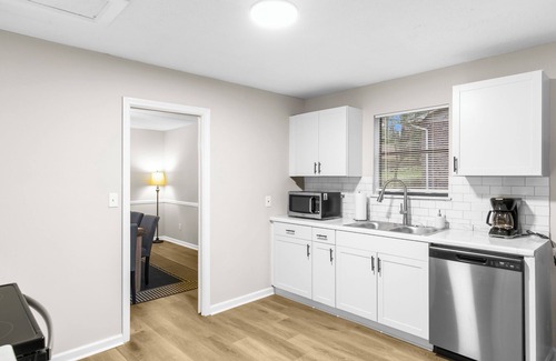 Crestline Heights Hotel | Lake View Newly Renovated