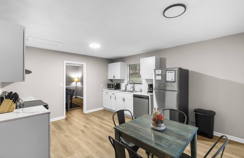 Crestline Heights Hotel | Lake View Newly Renovated