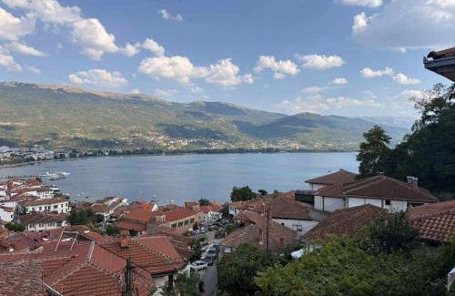 Varosh Apartamento | Lake View, Old Town, Balcony, Family & Couples APT