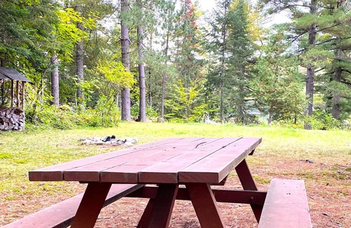 Lac-Saint-Paul Cabaña | Lake View Paradise with 3 Bedrooms, Getaway!