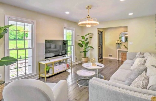 Gainesville Casa | Lake View, Pet-Friendly, Game Room, Fully Stocked Kitchen