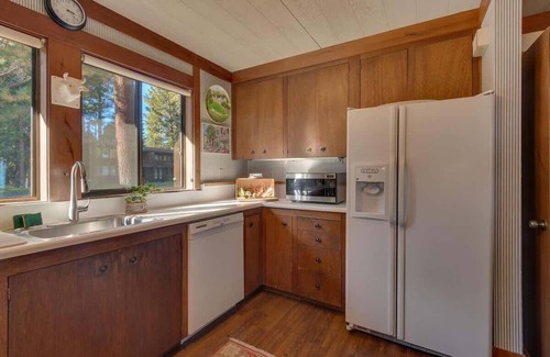 Tahoe Sierra Estates Casa | Lake View|Pool|Pier|Bouys|Pickleball|Walk to town