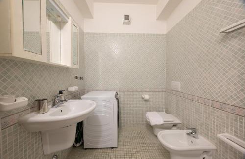 Carate Urio Apartamento | [Lake View] Private Covered Parking and Terrace