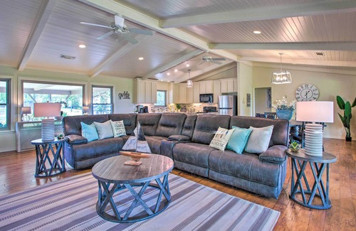 Pottsboro Casa | Lake View ‘Tangled at Texoma’ Home w/ Hot Tub!