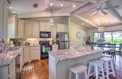 Pottsboro Casa | Lake View ‘Tangled at Texoma’ Home w/ Hot Tub!