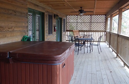 Mount Ida Cabaña | Lake view three bedroom, three bath cottage with private hot tub overlooking Lake Ouachita. by RedAwning