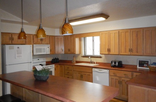 Mount Ida Cabaña | Lake view three bedroom, three bath Harbor North luxury cottage with private hot tub overlooking Lake Ouachita. by RedAwning