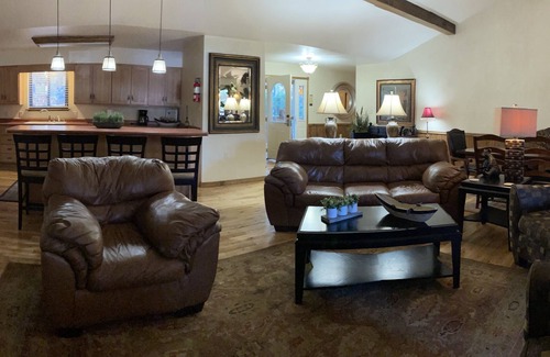 Mount Ida Cabaña | Lake view three bedroom, three bath Harbor North luxury cottage with private hot tub overlooking Lake Ouachita. by RedAwning