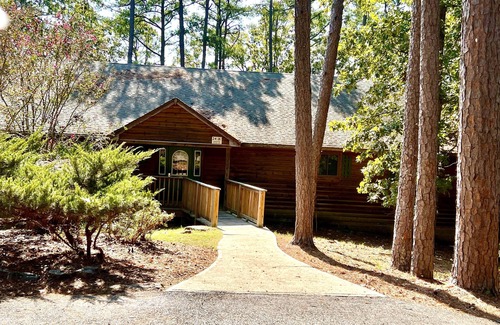Mount Ida Cabaña | Lake view three bedroom, three bath Harbor North luxury cottage with private hot tub overlooking Lake Ouachita. by RedAwning