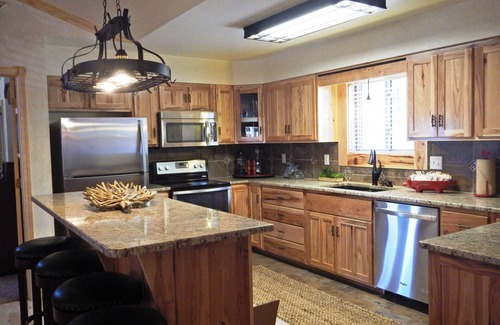 Mount Ida Cabaña | Lake view three bedroom, three bath cottage with private hot tub overlooking Lake Ouachita. by RedAwning
