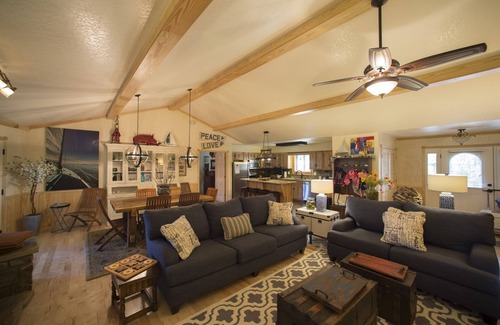 Mount Ida Cabaña | Lake view three bedroom, three bath cottage with private hot tub overlooking Lake Ouachita. by RedAwning