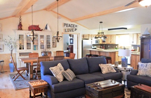Mount Ida Cabaña | Lake view three bedroom, three bath cottage with private hot tub overlooking Lake Ouachita. by RedAwning