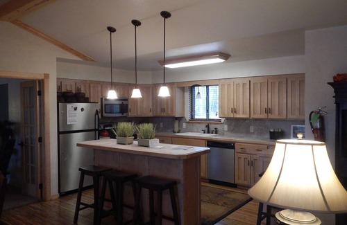 Mount Ida Cabaña | Lake view three bedroom, three bath cottage with private hot tub overlooking Lake Ouachita. by RedAwning