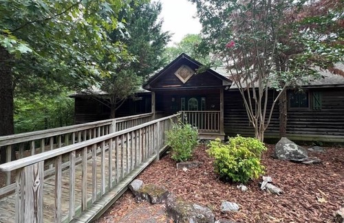 Mount Ida Cabaña | Lake view three bedroom, three bath cottage with private hot tub overlooking Lake Ouachita. by RedAwning