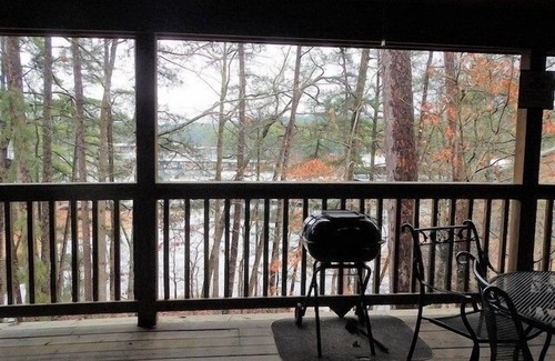 Mount Ida Cabaña | Lake view three bedroom, three bath cottage with private hot tub overlooking Lake Ouachita. by RedAwning