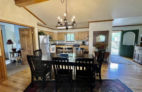 Mount Ida Cabaña | Lake view three bedroom, three bath log-sided cottage with private hot tub overlooking Lake Ouachita. by RedAwning