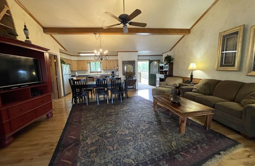 Mount Ida Cabaña | Lake view three bedroom, three bath log-sided cottage with private hot tub overlooking Lake Ouachita. by RedAwning