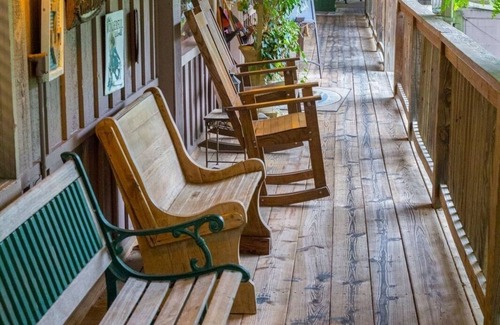 Mount Ida Cabaña | Lake view three bedroom, three bath log-sided cottage with private hot tub overlooking Lake Ouachita. by RedAwning