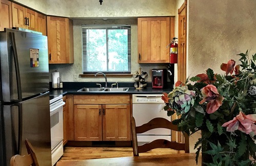 Mount Ida Cabaña | Lake view two bedroom, two bath Harbor North luxury cottage with private hot tub overlooking Lake Ouachita. by RedAwning