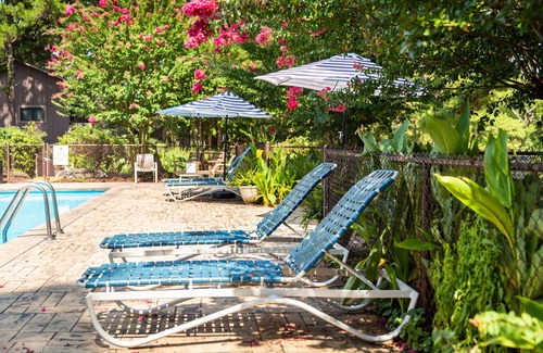 Mount Ida Cabaña | Lake view two bedroom, two bath Harbor North luxury cottage with private hot tub overlooking Lake Ouachita. by RedAwning