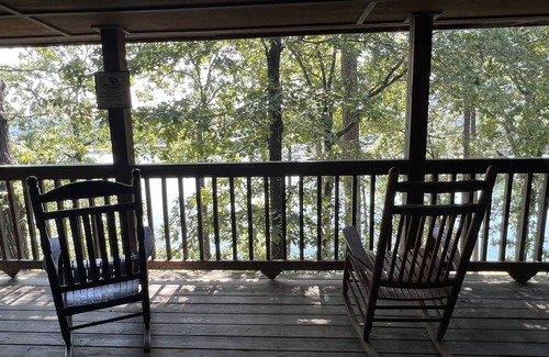 Mount Ida Cabaña | Lake view two bedroom, two bath Harbor North luxury cottage with private hot tub overlooking Lake Ouachita. by RedAwning
