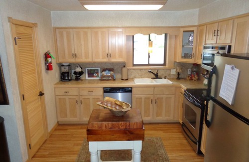 Mount Ida Cabaña | Lake view two bedroom, two bath log-sided cottage with private hot tub overlooking Lake Ouachita. by RedAwning