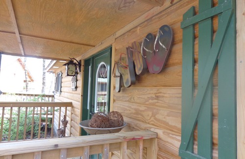 Mount Ida Cabaña | Lake view two bedroom, two bath log-sided cottage with private hot tub overlooking Lake Ouachita. by RedAwning