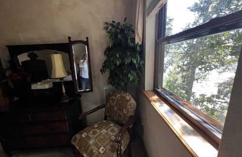 Mount Ida Cabaña | Lake view two bedroom, two bath loft, log-sided cottage with private hot tub overlooking Lake Ouachita. by RedAwning