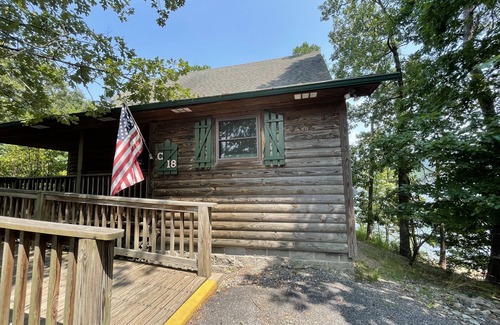 Mount Ida Cabaña | Lake view two bedroom, two bath loft, log-sided cottage with private hot tub overlooking Lake Ouachita. by RedAwning