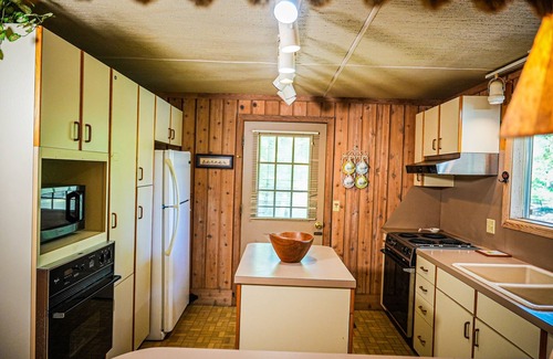 Pine Mountain Chalet De Esquí | Lake View Vacation perfect place to unwind & only 1 mile from Callaway Gardens!