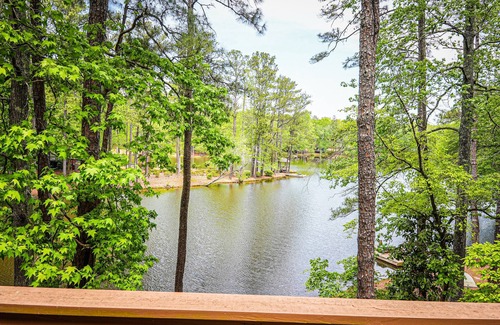 Pine Mountain Chalet De Esquí | Lake View Vacation perfect place to unwind & only 1 mile from Callaway Gardens!